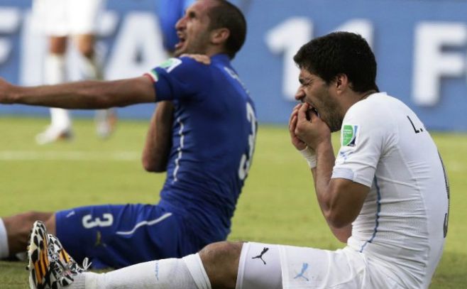 Comercializan estatua de Suárez mordiendo a Chiellini