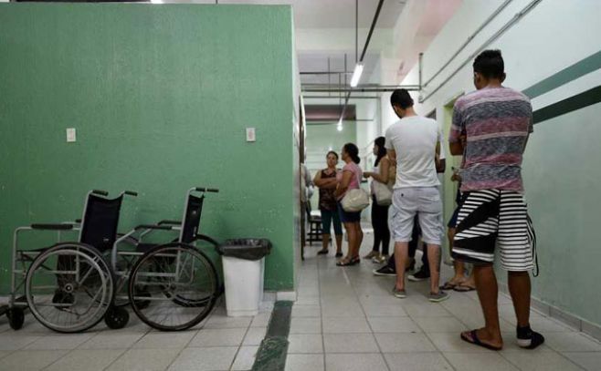 La gente espera para recibir la vacuna contra la fiebre amarilla, este viernes en un puesto de salud en Caratinga, en el estado de Minas Gerais.. AFP