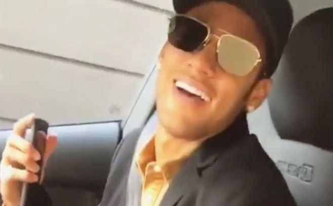 Neymar baila y canta al ritmo de Rombai