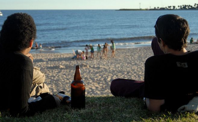 Vender alcohol en la playa está prohibido pero no se controla Vender alcohol en la playa está prohibido pero no se controla