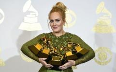 Adele y Bowie; los ganadores de la noche de los Grammy