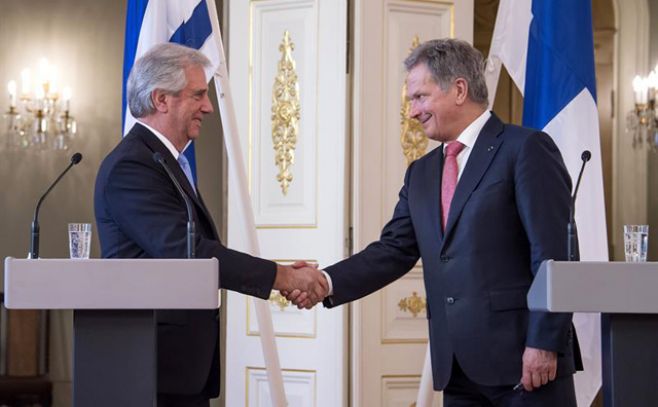 El presidente de Finlandia, Sauli Niinistoe, y su homlogo uruguayo, Tabar Vzquez, ofrecen una rueda de prensa tras su reunin en el Castillo Presidencial.. EFE