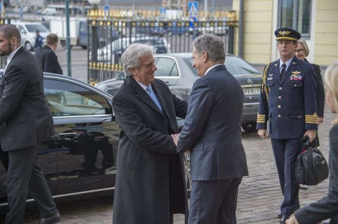 El presidente de Finlandia, Sauli Niinistoe, da la bienvenida a su homlogo uruguayo, Tabar Vzquez, antes de su reunin en el Castillo Presidencial.. EFE