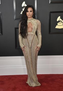 Demi Lovato con un vestido de Julien Macdonald