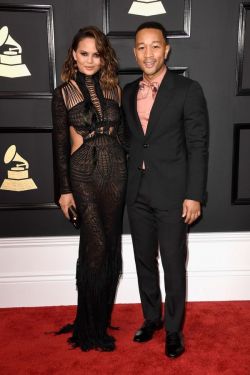 Chrissy Teigen y John Legend con vestuario de Roberto Cavalli.