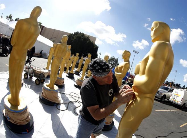 Los Oscar preparados para una alfombra roja pasada por agua. EFE