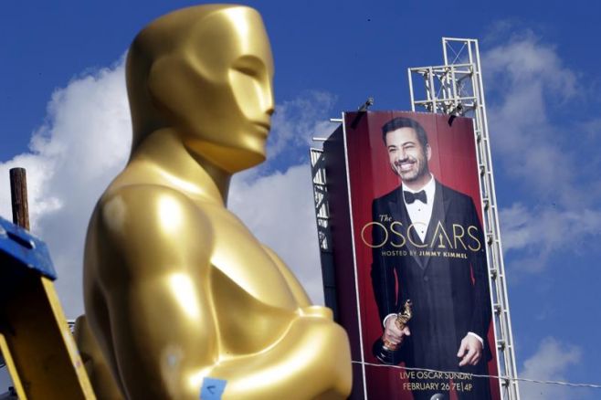 Los Oscar preparados para una alfombra roja pasada por agua. EFE