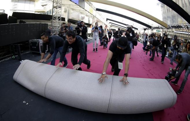 Los Oscar preparados para una alfombra roja pasada por agua. EFE