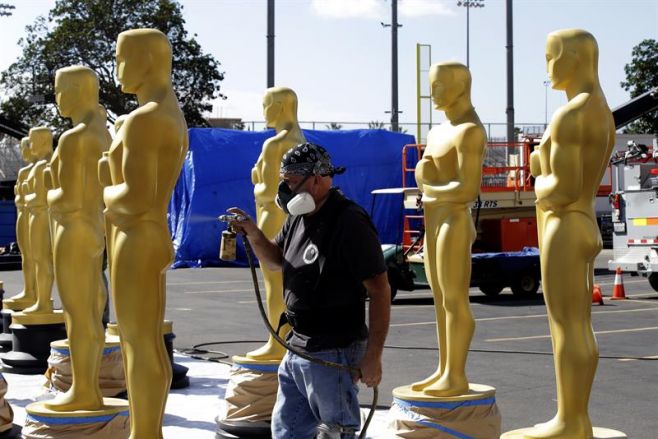 Los Oscar preparados para una alfombra roja pasada por agua. EFE