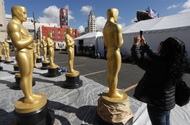 Los Oscar preparados para una alfombra roja pasada por agua. EFE