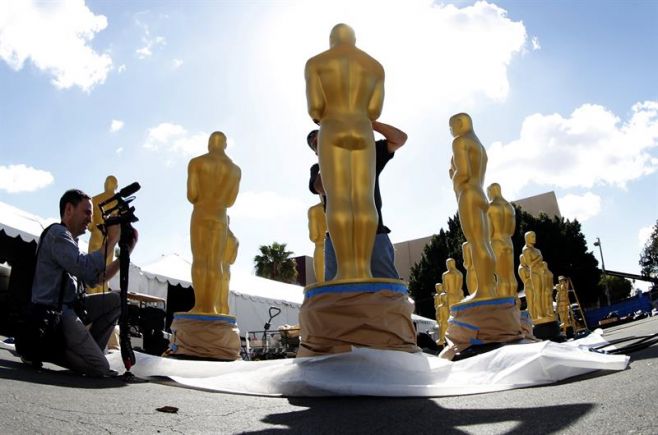 Los Oscar preparados para una alfombra roja pasada por agua. EFE