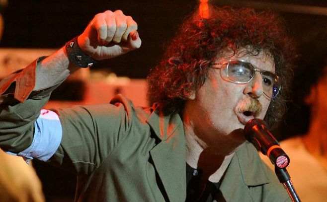 Charly García salió a regalar su nuevo disco en limusina