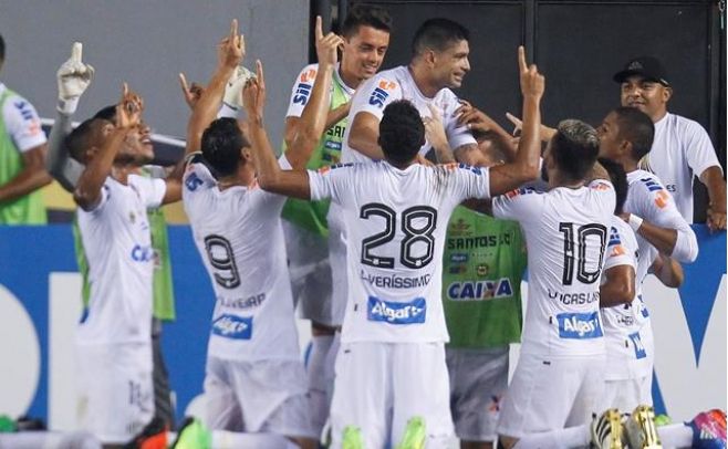 Santos festeja un gol ante The Strongest -. Sebastião Moreira