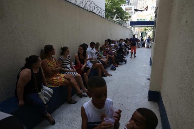 Elevada demanda por vacuna de fiebre amarilla provoca filas en Río