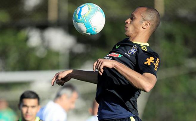 El jugador de la selecci�n Brasil Miranda hoy, lunes 20 de marzo de 2017, durante una sesi�n de entrenamiento en el club Corinthians de la ciudad de Sao Paulo (Brasil). EFE