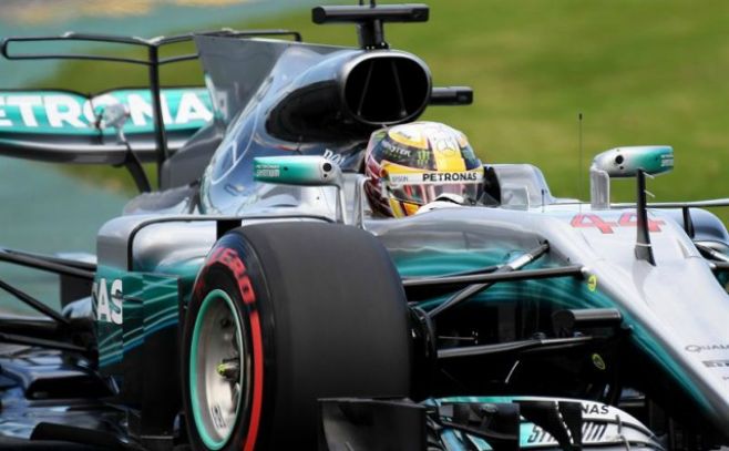 Hamilton estrena 2017 dominando en la 'pole'