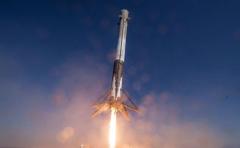 SpaceX lanzó con éxito al espacio un cohete reutilizable