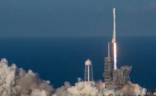 SpaceX lanzó con éxito al espacio un cohete reutilizable