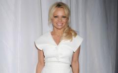 Pamela Anderson echa de menos a Julian Assange