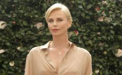 Charlize Theron usa Tinder