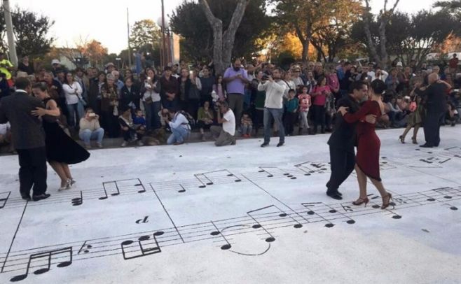 Más de 1.000 personas en fiesta de tango para inaugurar mural de "La Cumparsita"