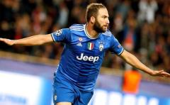 Higuaín y Dani Alves allanan el camino a Cardiff del Juventus