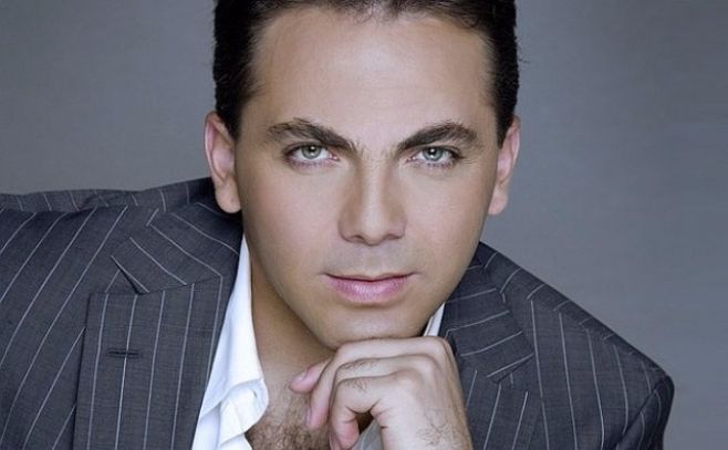 Cristian Castro pide matrimonio a su novia en mitad de un concierto