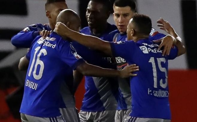 Los futbolistas de Emelec celebrando el gol convertido en el Monumental /. EFE