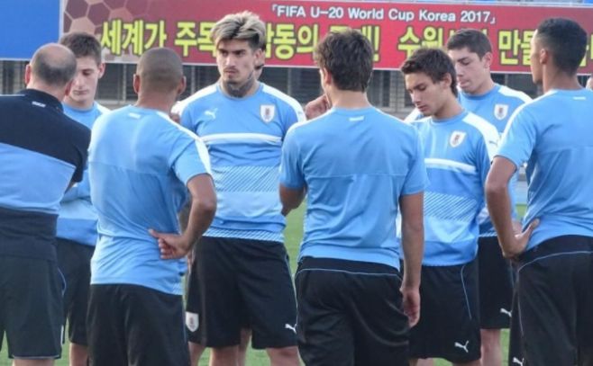 La seleccin Sub 20 en su segundo entrenamiento en Suwon //. Twitter: @Uruguay