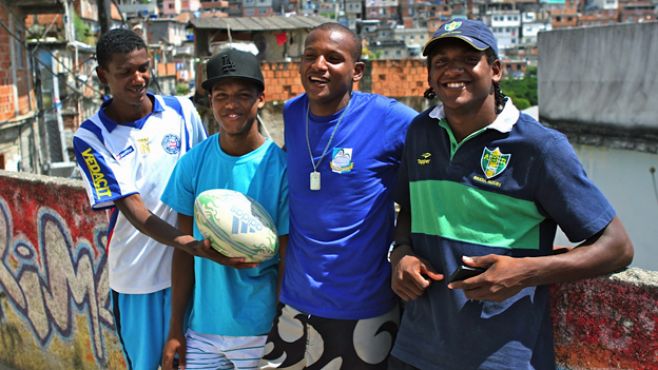 Un uruguayo enseña rugby a niños de las favelas de Río