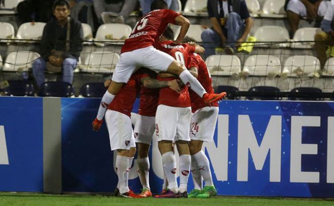 Independiente celebra el gol ante Alianza Lima //. EFE