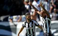 El puntero Corinthians dejó puntos y ganó Botafogo