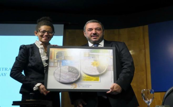 BCU presenta moneda y sellos conmemorativos de su 50° aniversario