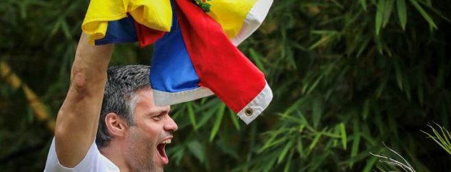 Leopoldo López llama a seguir la "lucha" en la calle tras salir de la cárcel