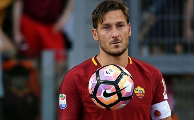 Totti anuncia que empezará una nueva carrera como directivo del Roma