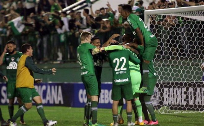 Chapecoense e Independiente Santa Fe a Octavos