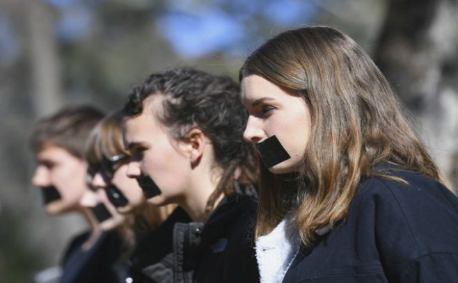 Experimento social muestra escasas reacciones de hombres ante mujer acosada