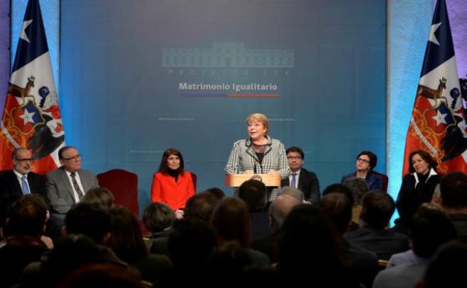 Bachelet firma proyecto de matrimonio igualitario y adopción homoparental