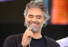 El tenor Andrea Bocelli es hospitalizado en Italia tras caer de un caballo