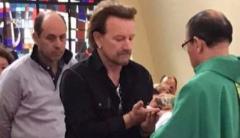 El cantante irlandés Bono asistió a misa en Bogotá