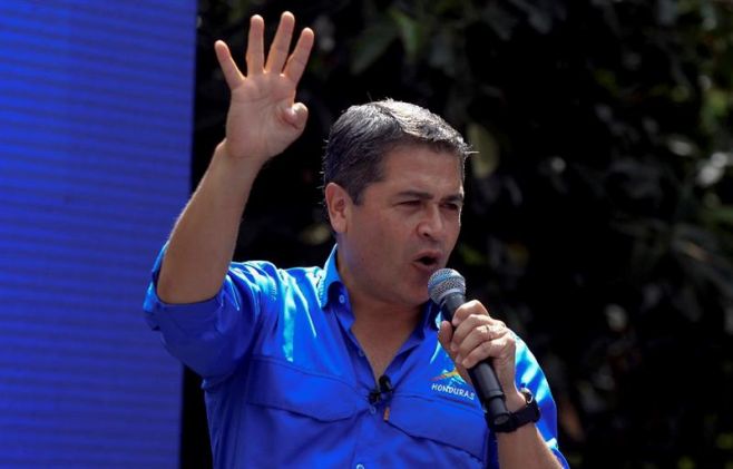 El presidente de Honduras, es el primero en votar con su familia