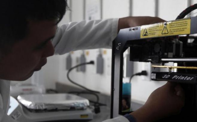 Médicos implantan la primera prótesis de rodilla creada con una impresora 3D
