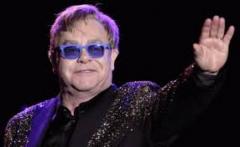 Elton John, "conmocionado" por la muerte de su madre