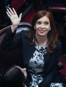 Procesan con prisión preventiva a la expresidenta Cristina Fernández
