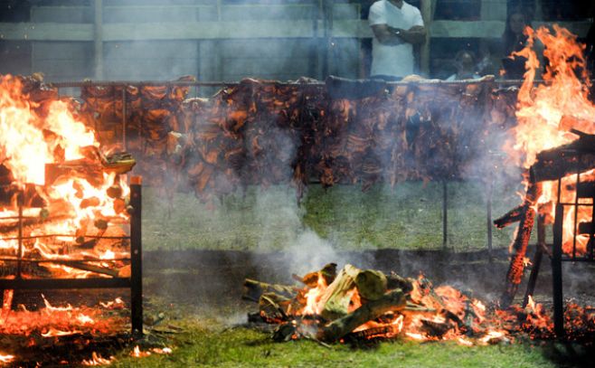 Uruguay se quedó con el Guiness por el asado con cuero más grande del mundo Uruguay se quedó con el Guiness por el asado con cuero más grande del mundo