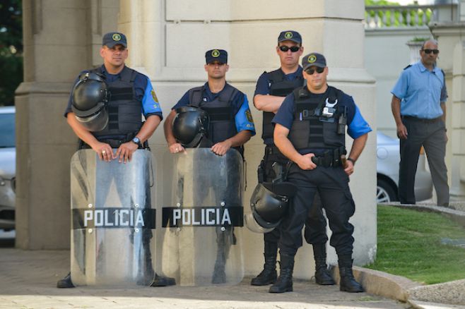 Policía con facilidades