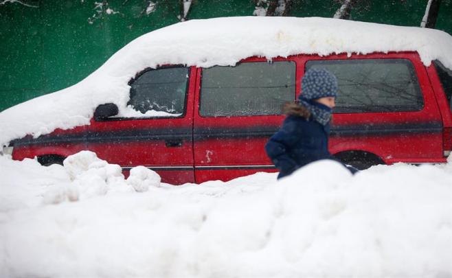 La nieve paraliza Moscú tras récord histórico de precipitaciones