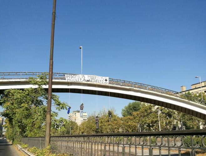 Nacionalistas cuelgan muñecos de un puente en Chile pidiendo la pena de muerte