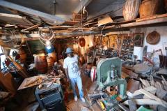 Luthier de tambores, la figura que sostiene la esencia del carnaval