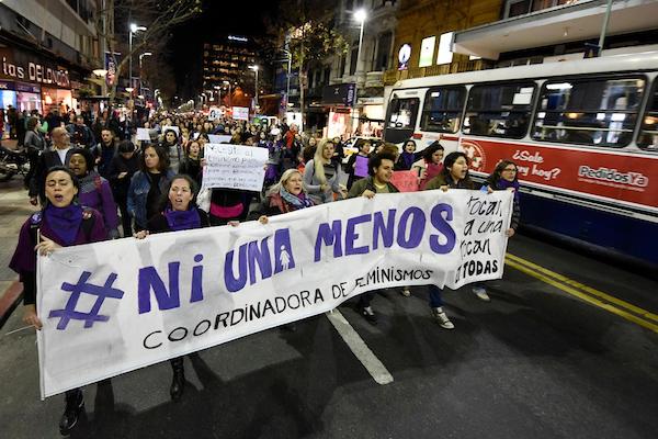 Cientos de mujeres marcharon en Montevideo por dos nuevos feminicidios